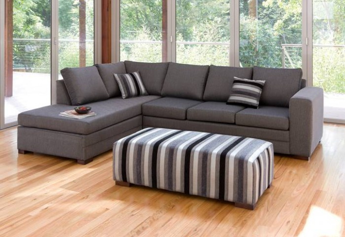 How to arrange chairs in the living room for optimal comfort and functionality